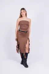 Vestido marrón strapless con frunces en el torso, cinturón negro y falda midi con tajo lateral y volados.