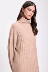 Vestido largo color beige de punto canalé con cuello alto.