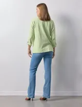 Campera de tejido soft estampado a rayas azules y blancas, marca Ruby Rd. Tiene abertura central con botones metálicos y bolsillos delanteros.