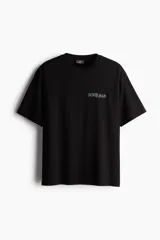 Remera negra de algodón con cuello redondo y estampado pequeño en el pecho con la palabra 'Fortuna'.