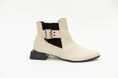 Botín de cuero rojo con elásticos laterales negros, aplique de hebilla metálica y taco cuadrado bajo. Cierre con cremallera lateral.