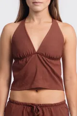 Top marrón de breteles finos y escote en V.