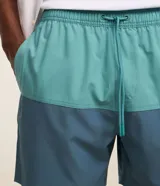 Bermuda de baño masculina confeccionada en microfibra, con cintura elástica, cordón ajustable, bolsillos laterales y trasero con cremallera, y estampado bicolor.