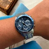 Reloj Casio Edifice plateado con bisel y dial azul, cronógrafo, caja de acero inoxidable y correa de eslabones.