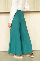 Pantalón wide leg color azul con bolsillos delanteros y traseros, cintura alta y terminaciones desflecadas.