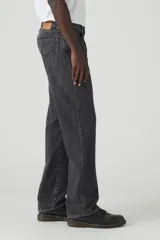 Pantalón de jean negro de corte recto y tiro medio.