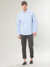 Pantalón chino gris de corte slim fit.
