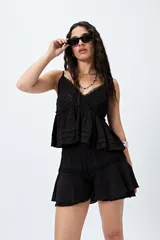 Short negro con cintura elastizada y detalle de encaje en el ruedo.