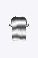 Camiseta marrón de algodón con cuello redondo, corte recto y mangas cortas. Tiene un efecto de lavado que le da un aspecto vintage.