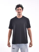 Remera negra de corte slim fit y mangas cortas.