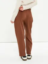 Pantalón negro de vestir con pinzas, corte holgado y tiro alto.