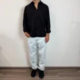 Camisa de lino color verde militar, de manga larga con puños abotonados y cuello clásico. Cierre frontal con botones.