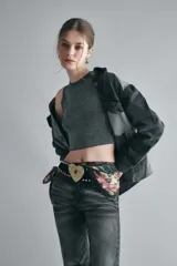 Top tejido en hilo con lurex color gris, con escote halter y sisa baja.