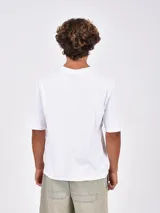 Remera negra de manga corta, con cuello redondo y corte holgado.