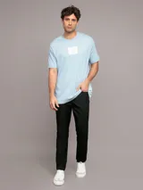 Remera celeste de algodón con logo de Calvin Klein estampado en el pecho.