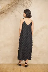 Vestido largo color rosa viejo, con breteles finos y escote en V. Presenta flecos diagonales en toda la prenda.