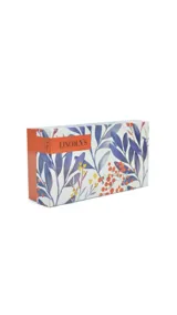 Billetera larga negra de símil cuero, con presilla de cierre y repartición con cierre. Compartimento frontal con tarjeteros, visor y bolsillos. Compartimento posterior incluye monedero con cierre, tarjeteros y bolsillos. Bolsillo trasero.