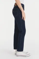 Jeans Levi's 501 Crop de tiro alto, color azul oscuro, con corte recto y largo hasta el tobillo.
