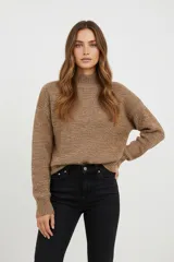 Polera de tejido acrílico color azul, de corte holgado y cuello alto tipo polera.