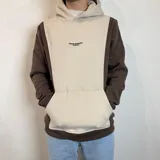Canguro con capucha color marrón y beige, con logo bordado en el pecho y bolsillo tipo canguro.