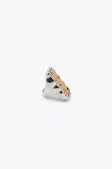 Anillo metálico rectangular con diseño de pequeños cuadrados dorados sobre base plateada.