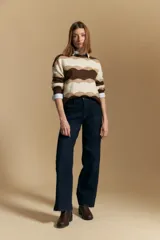 Jean wide leg de tiro medio color negro, confeccionado en denim cotton spandex.