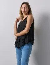Blusa de gasa color blanco, marca Liv Los Ángeles, con breteles trenzados y diseño de capas en encaje y gasa.