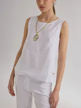 Musculosa de lino color negro con paneles laterales en color beige.