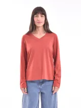 Remera de manga larga color ladrillo, con escote en V.