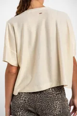 Remera de calce oversize, color dorado, confeccionada con mezcla de viscosa, poliamida y elastano.