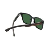 Lentes de sol Akila con montura cuadrada negra y lentes verdes.