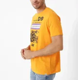 Remera gris de algodón con estampa frontal de un tractor Caterpillar D9 y texto en color negro y naranja.