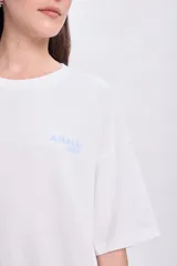 Remera blanca de corte oversize con estampado en la espalda que incluye la frase 'Amalfi Coast', un diseño a cuadros rojos y dibujos de sardinas con rodajas de limón.