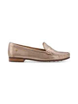 Mocasin de corte clásico y elegante, confeccionado en 100% cuero, con remache metálico y suela de goma.