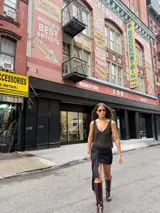 Mini falda marrón elastizada con lazo. El tono del color puede variar por diferencias en la composición de los hilados.