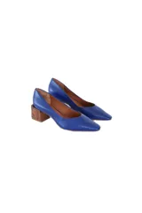 Zapato de cuero azul eléctrico, con punta elegante ligeramente espigada y taco cuadrado de efecto carey de 5 cm.