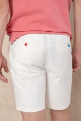 Bermuda color beige de corte clásico con bolsillos laterales y traseros.