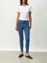 Jean skinny de tiro alto color azul.