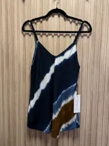 Musculosa con breteles finos regulables y estampado batik en tonos azul, blanco y marrón.