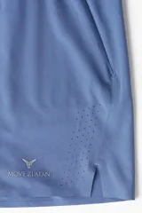 Short deportivo celeste a media pierna, confeccionado en tejido funcional DryMove™ que absorbe el sudor. Cuenta con cintura elástica con cordón ajustable, bolsillos laterales con cierre, orificios de ventilación cortados a láser y abertura lateral en el bajo.