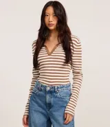 Blusa de punto con rayas horizontales marrones y blancas, cuello polo con escote en V y mangas largas.