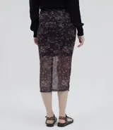 Pollera midi de poliéster con estampado floral y calaveras.