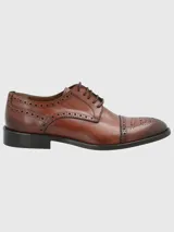 Zapato de vestir acordonado color marrón, con puntera brogue y detalles de perforaciones.
