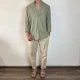 Camisa de lino color blanco, de manga larga con puños abotonados y cuello mao. Corte oversize.
