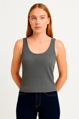 Musculosa negra sin mangas de poliéster, corte holgado y cuello profundo.