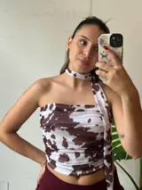 Top strapless con estampado animal print blanco y negro, con detalle de lazo al cuello.
