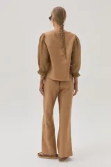 Blusa blanca de lino con mangas abullonadas de ramie.