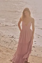 Vestido midi color rosa viejo, confeccionado en algodón. Tiene escote en pico, tirantes finos ajustables y espalda descubierta con tira ajustable.