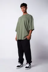 Pantalón de jogging negro de friza de algodón, con cintura y puños elastizados y calce oversize.