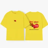 Camiseta celeste con estampado de helados y texto en la espalda.